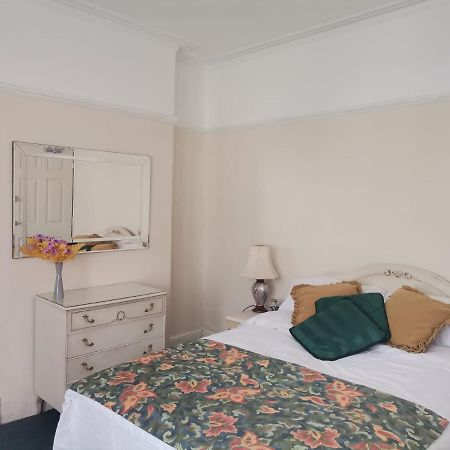 Double Room Available- London Seven Kings Seven Kings Train Station Ilford Esterno foto