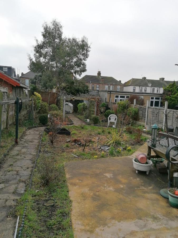 Double Room Available- London Seven Kings Seven Kings Train Station Ilford Esterno foto