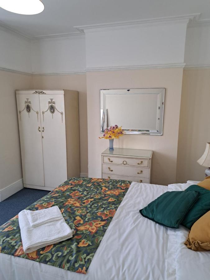 Double Room Available- London Seven Kings Seven Kings Train Station Ilford Esterno foto