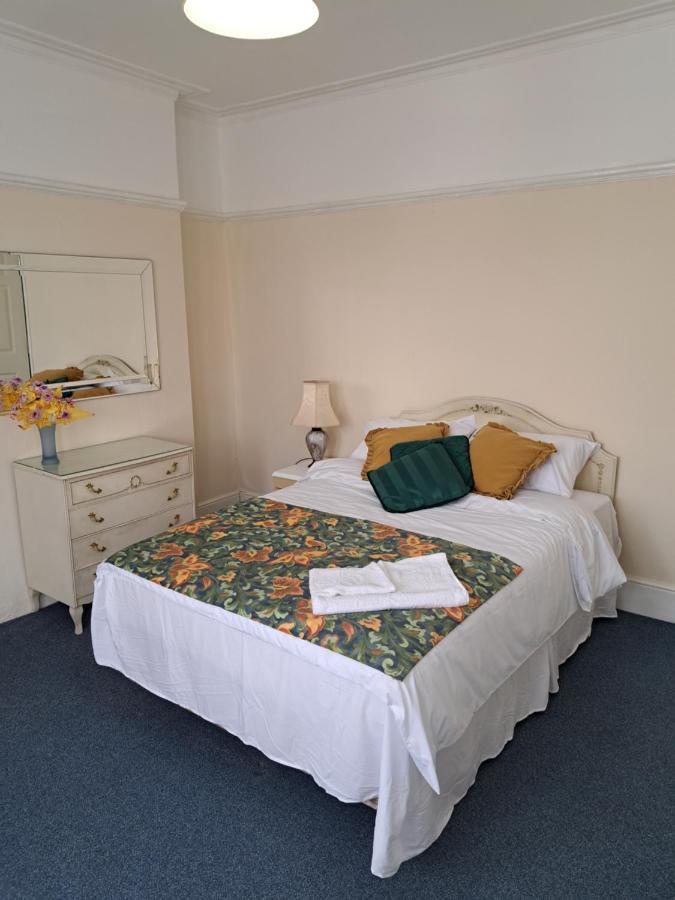 Double Room Available- London Seven Kings Seven Kings Train Station Ilford Esterno foto