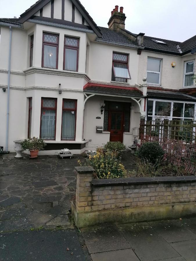 Double Room Available- London Seven Kings Seven Kings Train Station Ilford Esterno foto