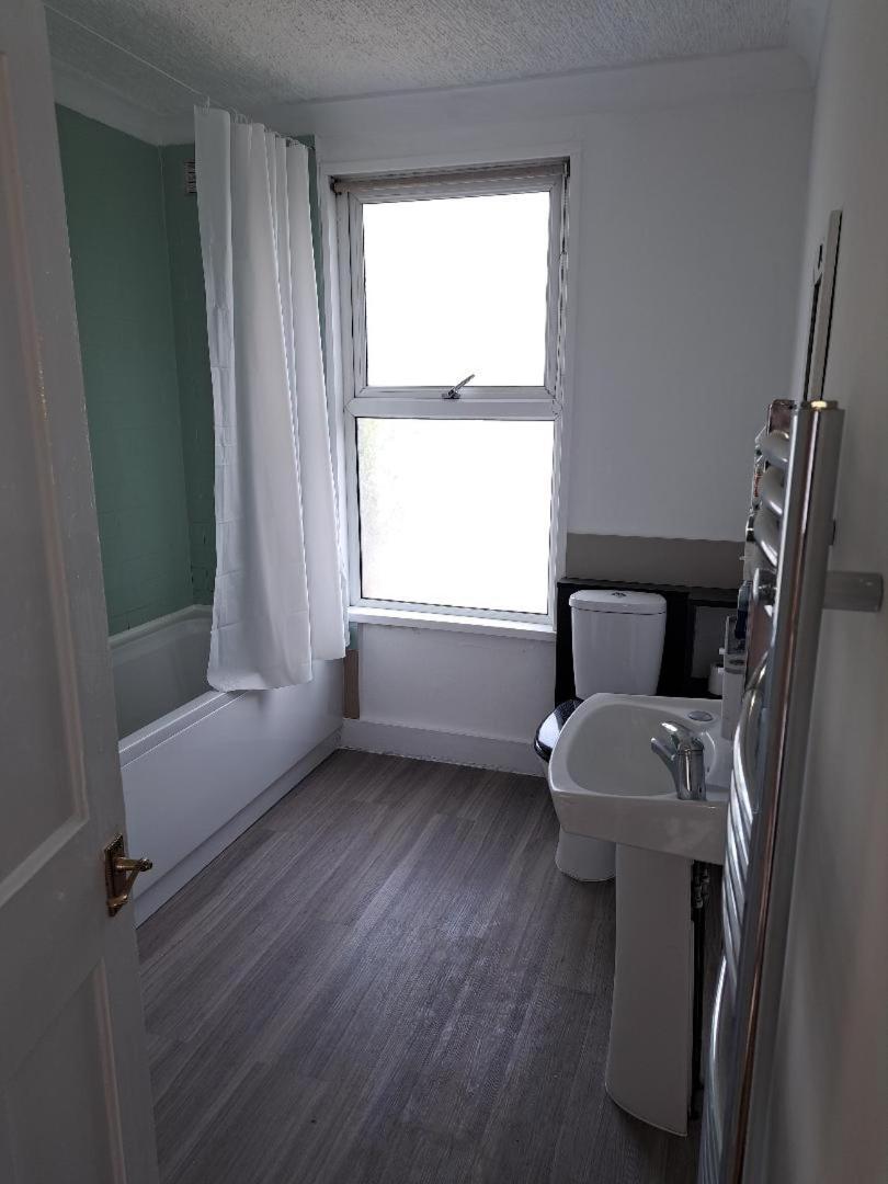 Double Room Available- London Seven Kings Seven Kings Train Station Ilford Esterno foto